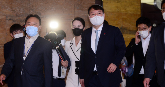 최근 국민의힘에 입당한 윤석열(오른쪽에서 세번째) 제20대 대선 예비후보가 2일 오전 서울 여의도 국회를 방문, 국민의힘 사무처 직원들과 인사를 마친 뒤 본관을 나서고 있다. 연합뉴스